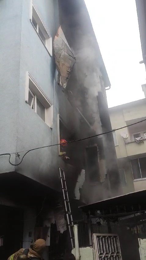 Yangında 4 Katlı Bina Küle Döndü