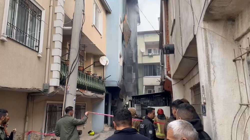 Yangında 4 Katlı Bina Küle Döndü