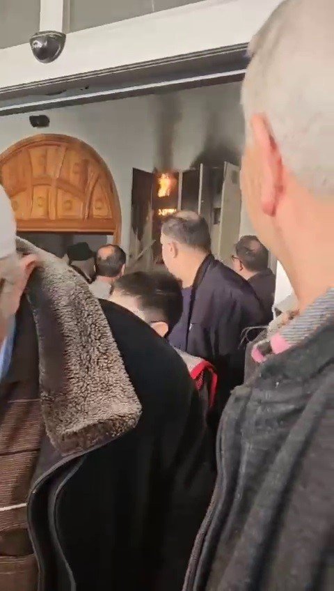 Cuma Vakti Camiide Korkutan Yangın