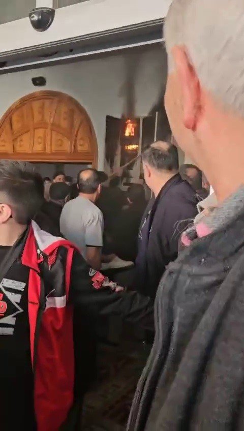 Cuma Vakti Camiide Korkutan Yangın