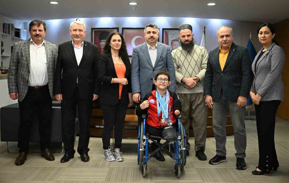 10 Yaşındaki Yüzücü Tek Koluyla Şampiyonluğa Kulaç Atıyor