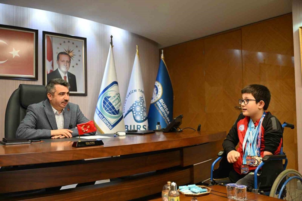 10 Yaşındaki Yüzücü Tek Koluyla Şampiyonluğa Kulaç Atıyor