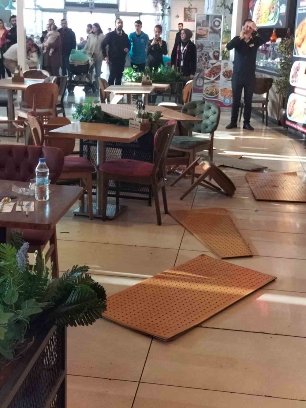 Avm’de Tavan Çöktü!