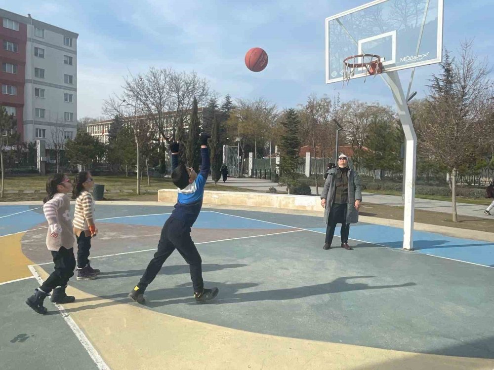 Çocuklar Güzel Havanın Tadını Çıkardı