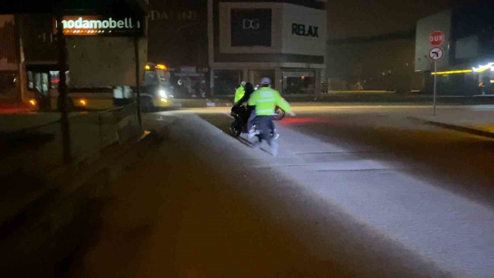 ‘Dur’ İhtarına Uymayıp Polise Çarptı..