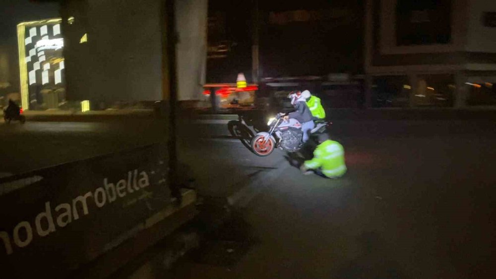 ‘Dur’ İhtarına Uymayıp Polise Çarptı..