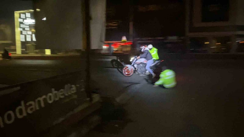 ‘Dur’ İhtarına Uymayıp Polise Çarptı..