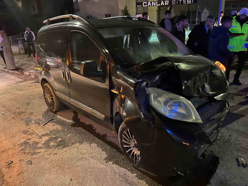 Hafif Ticari Araç Otomobille Çarpıştı