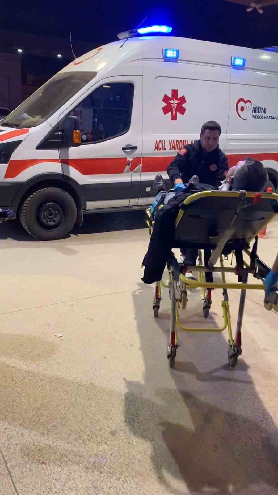 Hafif Ticari Araç Otomobille Çarpıştı