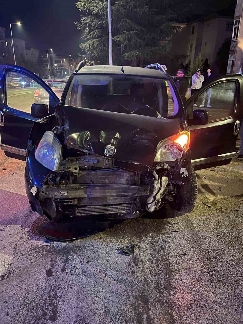 Hafif Ticari Araç Otomobille Çarpıştı