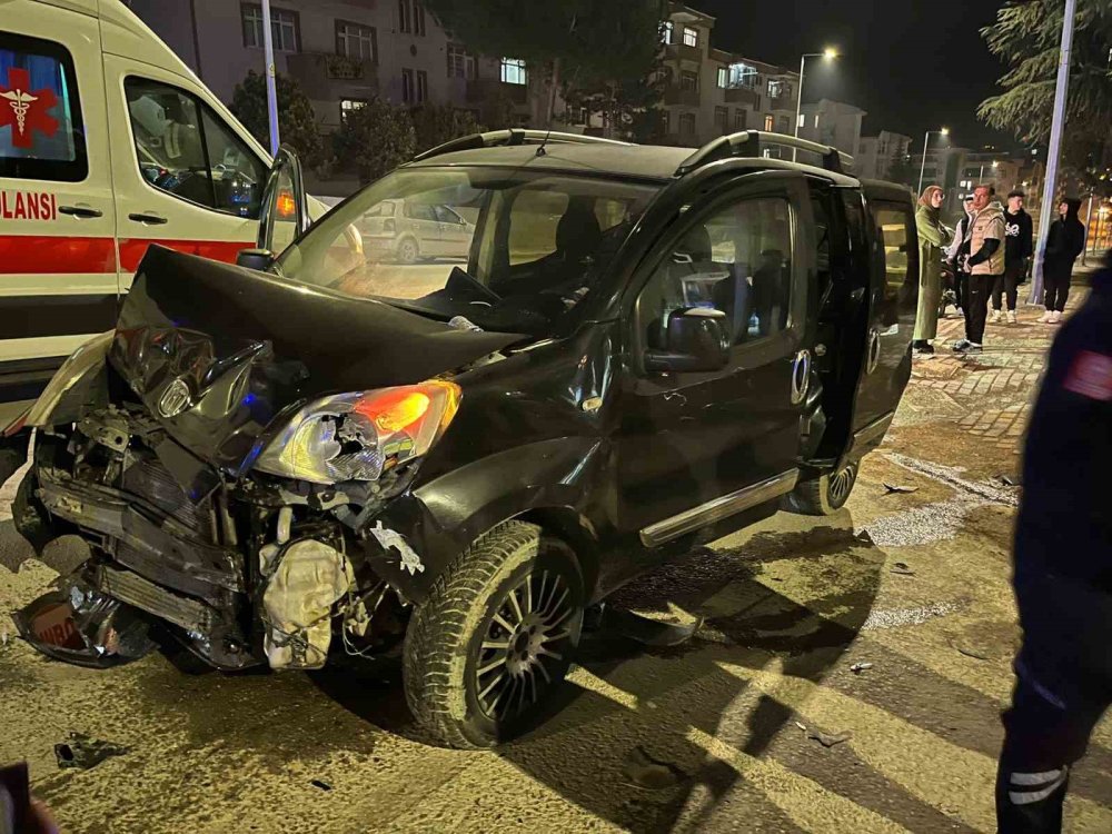 Hafif Ticari Araç Otomobille Çarpıştı
