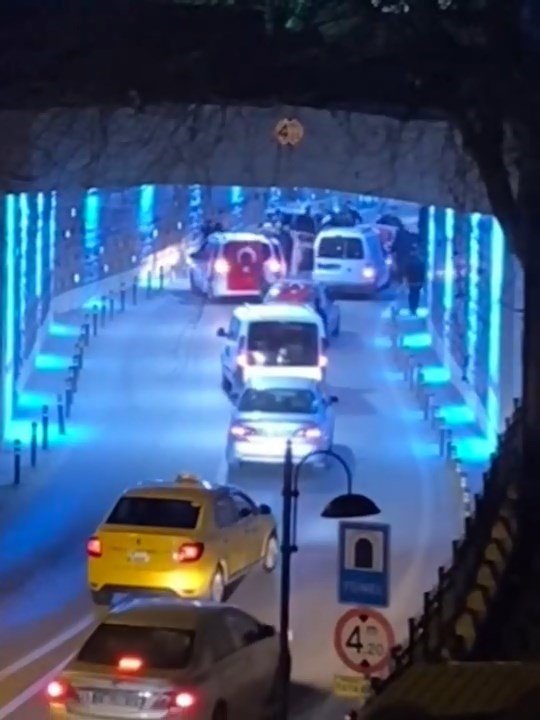 Magandalar Yol Kesip Eğlenmeye Çalıştı