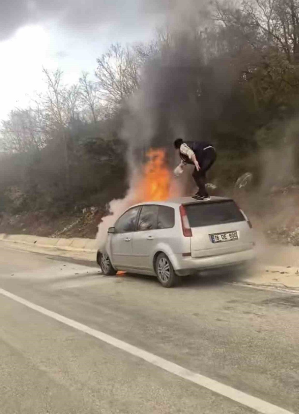 Otomobil Alev Topuna Döndü