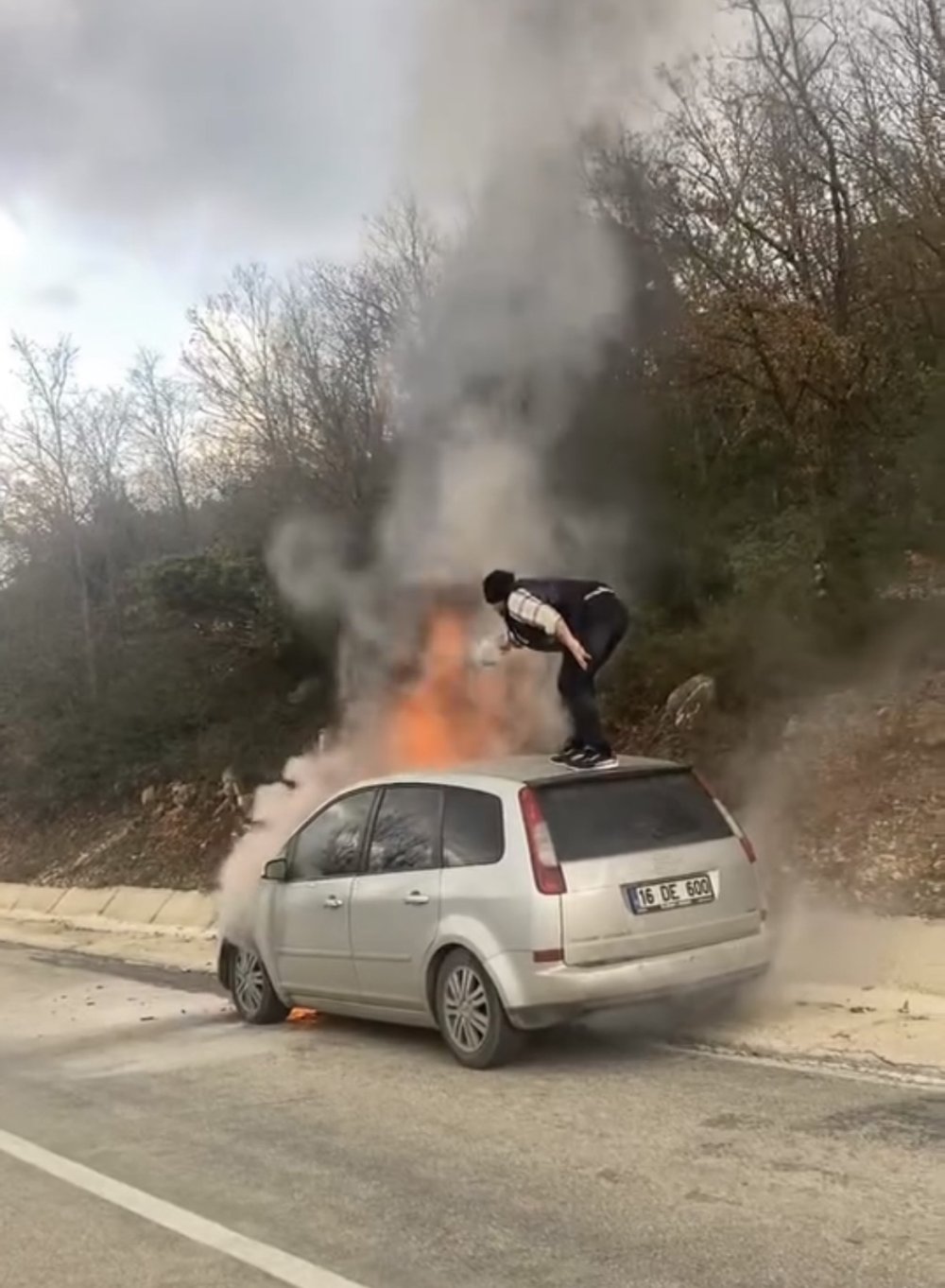 Otomobil Alev Topuna Döndü