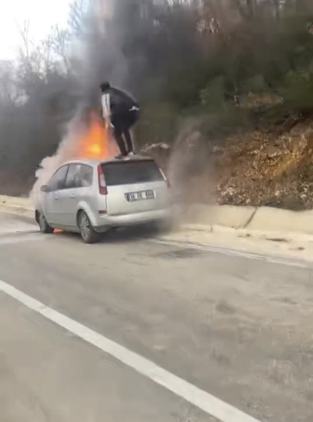 Otomobil Alev Topuna Döndü