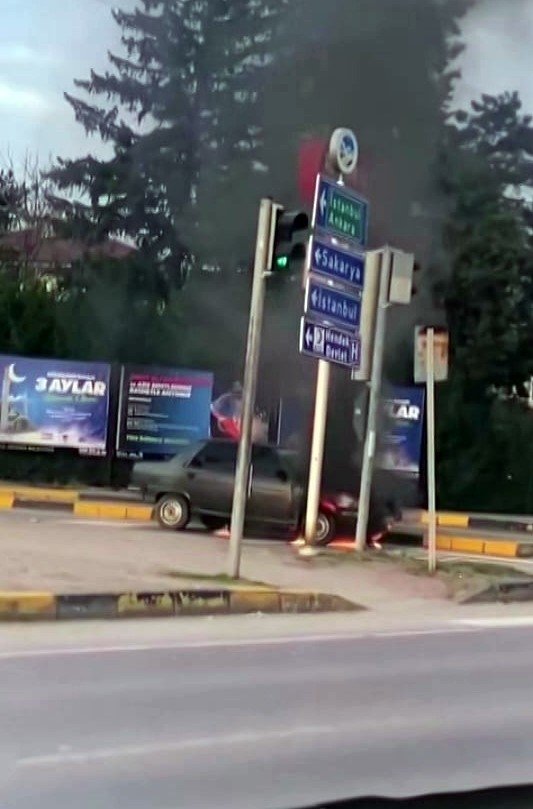 Otomobil Bir Anda Alev Aldı