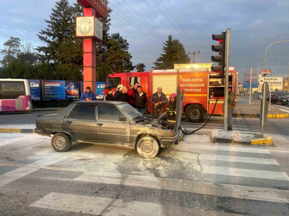 Otomobil Bir Anda Alev Aldı
