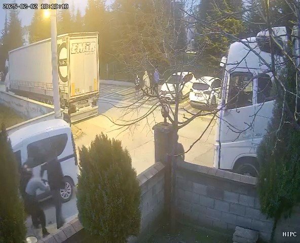 Kızların Yanından Geçerken Ateş Açan Magandayı Çöp Atmak İçin Evinden Çıkan Jandarma Yakaladı