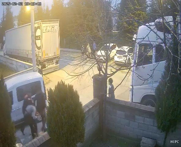 Kızların Yanından Geçerken Ateş Açan Magandayı Çöp Atmak İçin Evinden Çıkan Jandarma Yakaladı