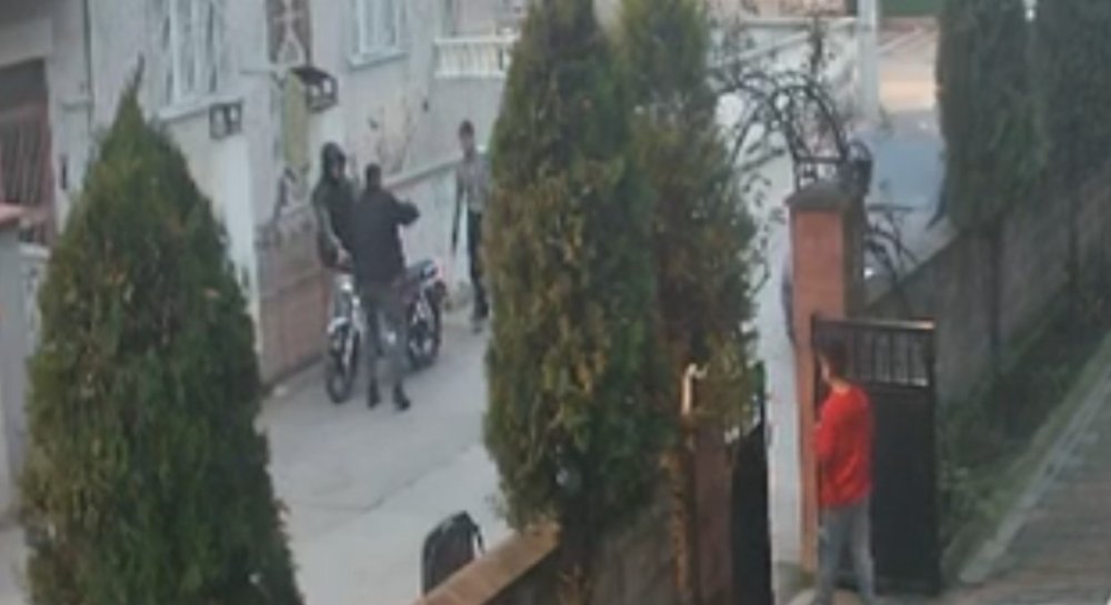 Kızların Yanından Geçerken Ateş Açan Magandayı Çöp Atmak İçin Evinden Çıkan Jandarma Yakaladı