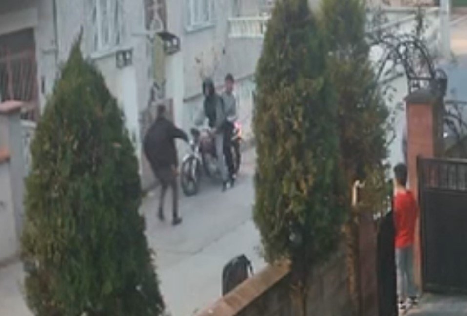 Kızların Yanından Geçerken Ateş Açan Magandayı Çöp Atmak İçin Evinden Çıkan Jandarma Yakaladı