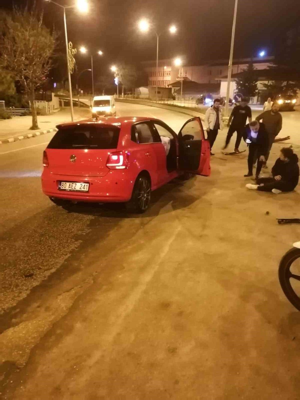 Orta Refüje Çarpan Otomobil Sürücüsü Yaralandı