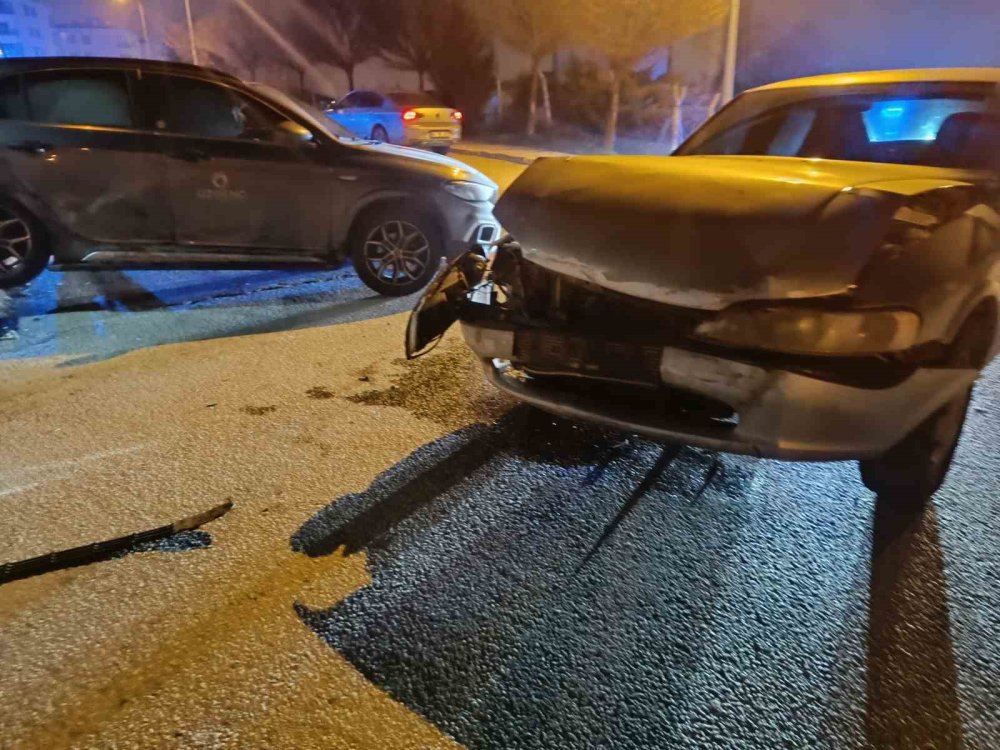 Kavşakta 2 Araç Çarpıştı: 1 Yaralı