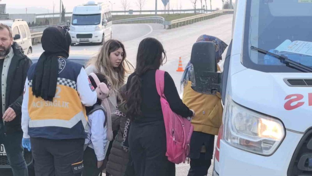 Öğrenci Servisi Otomobille Çarpıştı: 6’sı Öğrenci 10 Yaralı