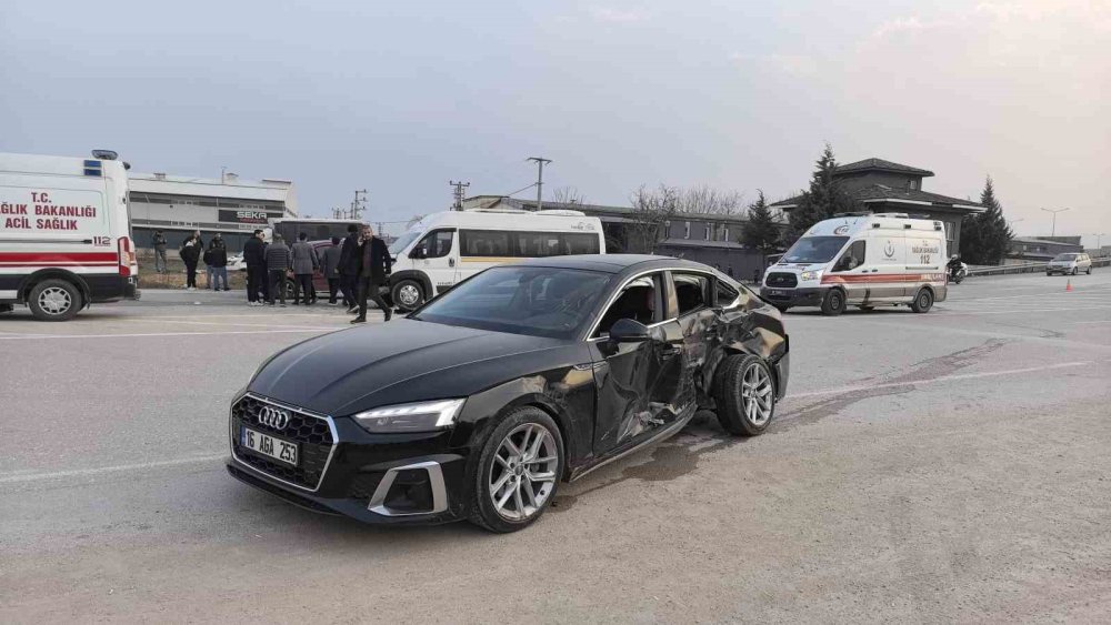 Öğrenci Servisi Otomobille Çarpıştı: 6’sı Öğrenci 10 Yaralı