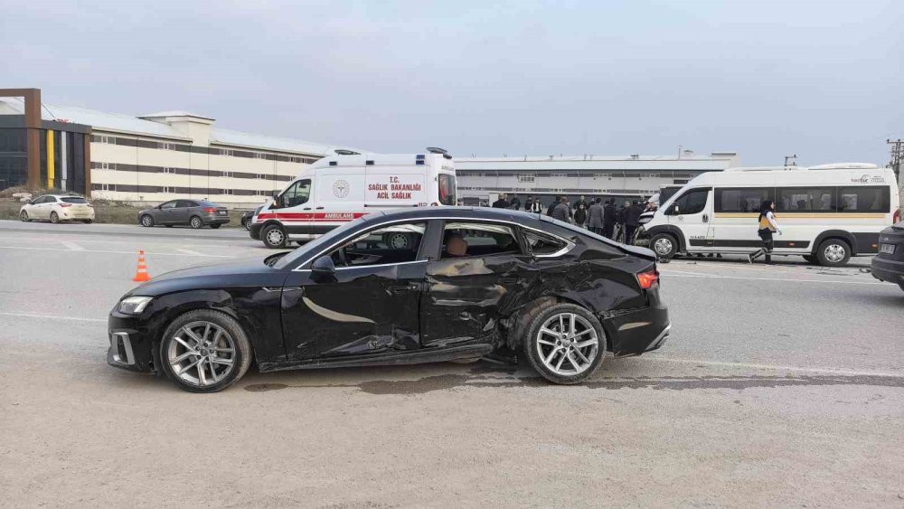Öğrenci Servisi Otomobille Çarpıştı: 6’sı Öğrenci 10 Yaralı