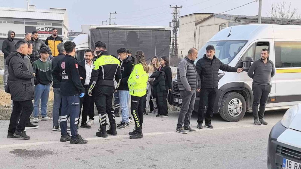 Öğrenci Servisi Otomobille Çarpıştı: 6’sı Öğrenci 10 Yaralı