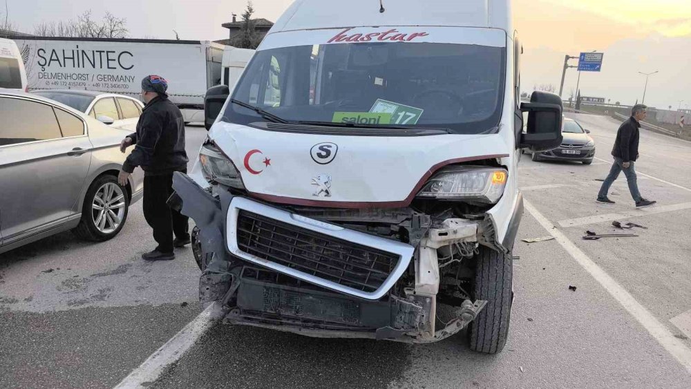 Öğrenci Servisi Otomobille Çarpıştı: 6’sı Öğrenci 10 Yaralı