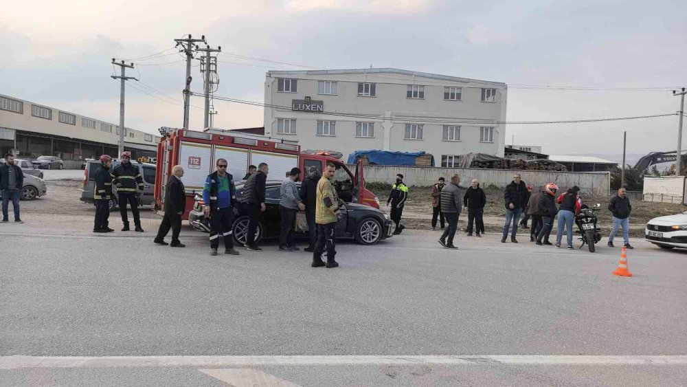 Öğrenci Servisi Otomobille Çarpıştı: 6’sı Öğrenci 10 Yaralı
