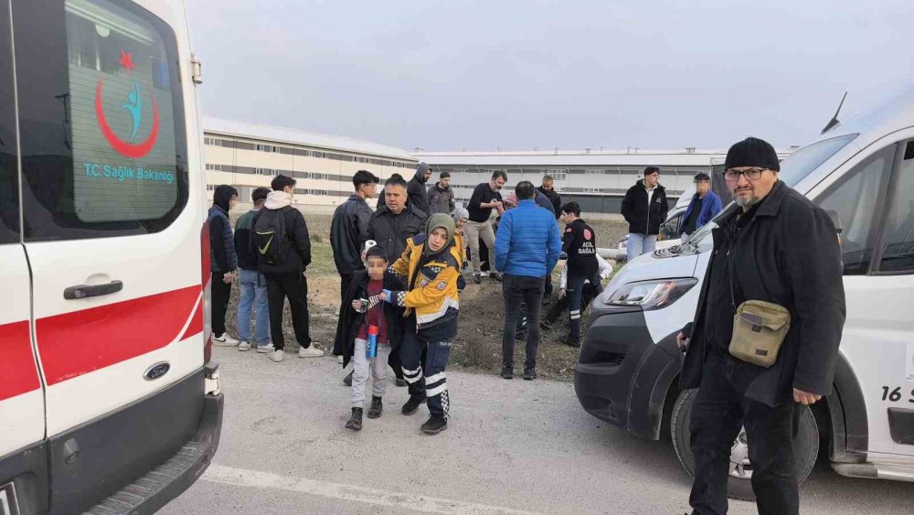 Öğrenci Servisi Otomobille Çarpıştı: 6’sı Öğrenci 10 Yaralı