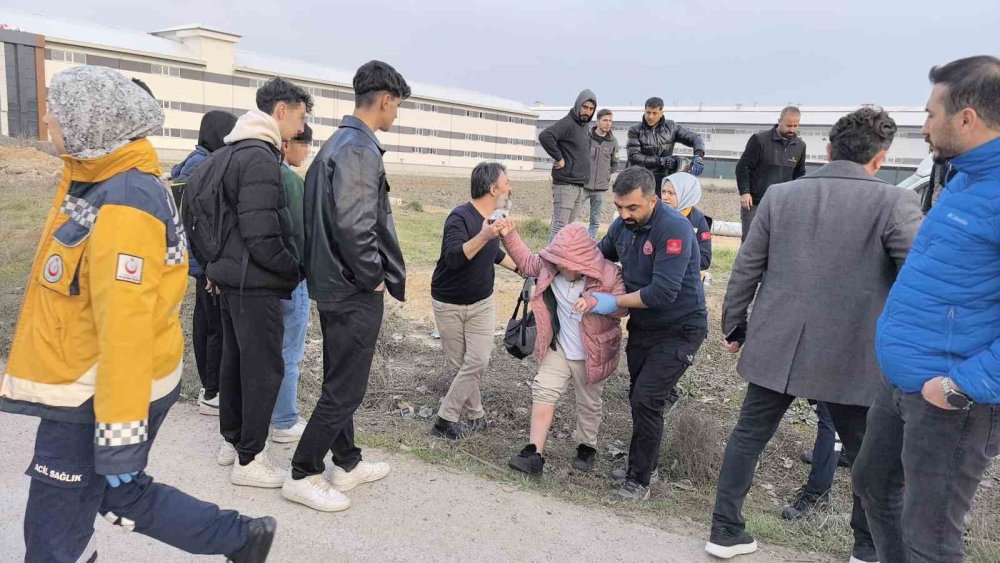 Öğrenci Servisi Otomobille Çarpıştı: 6’sı Öğrenci 10 Yaralı