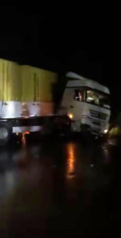 3 Tır Kazaya Karıştı: Kilometrelerce Kuyruk Oluştu