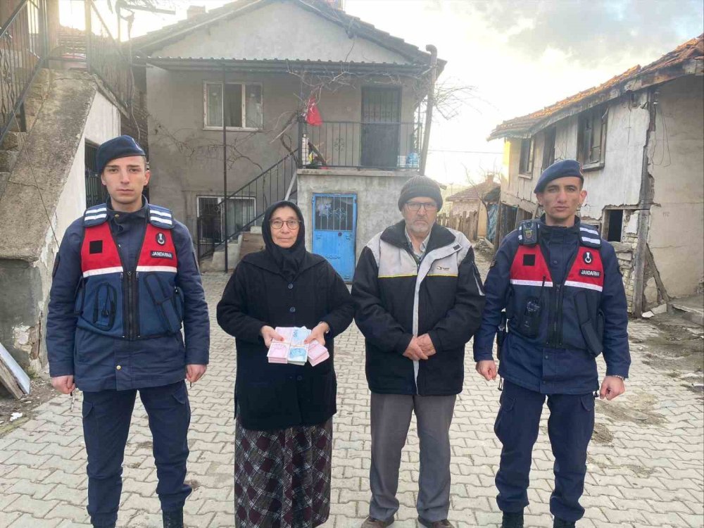 Dolandırıcılara Kaptırdığı 181 Bin Lirasını Jandarma Kurtardı