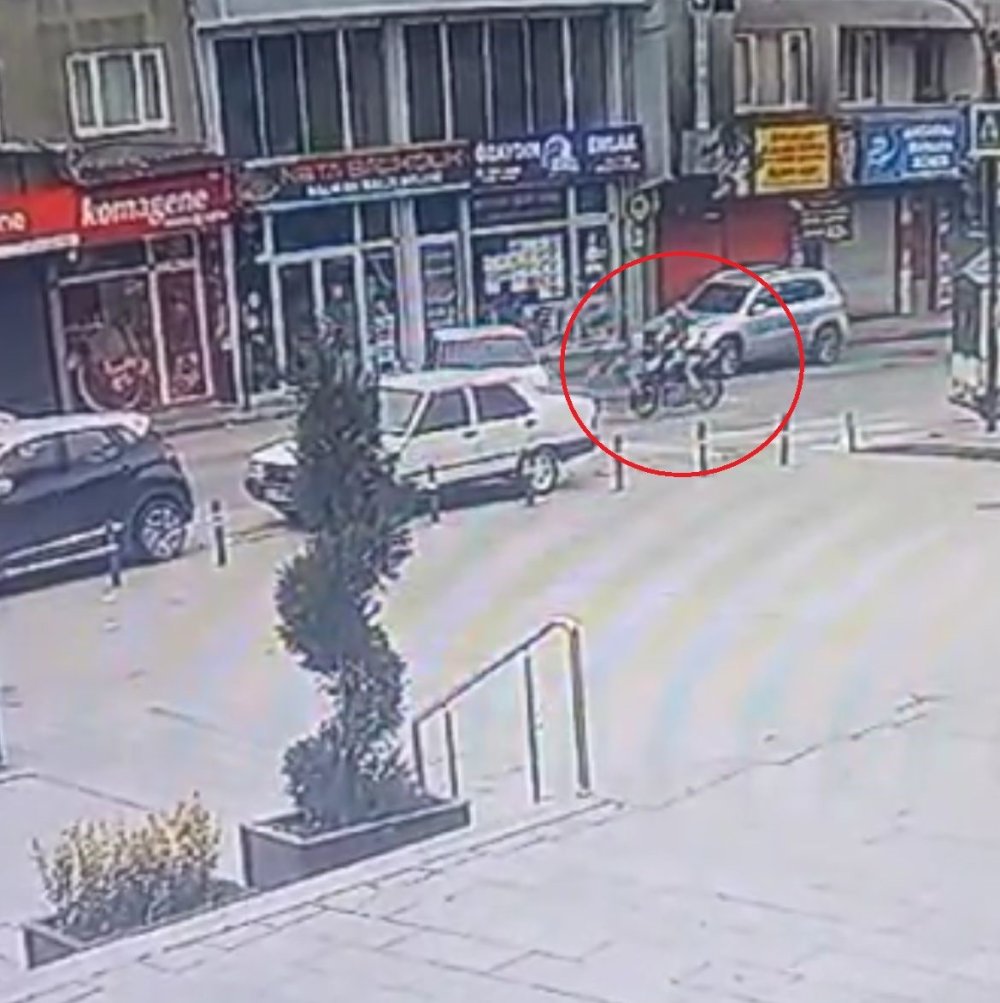 Yola Aniden Çıkan Otomobile Motosiklet Çarptı, Sürücü Havada Savruldu
