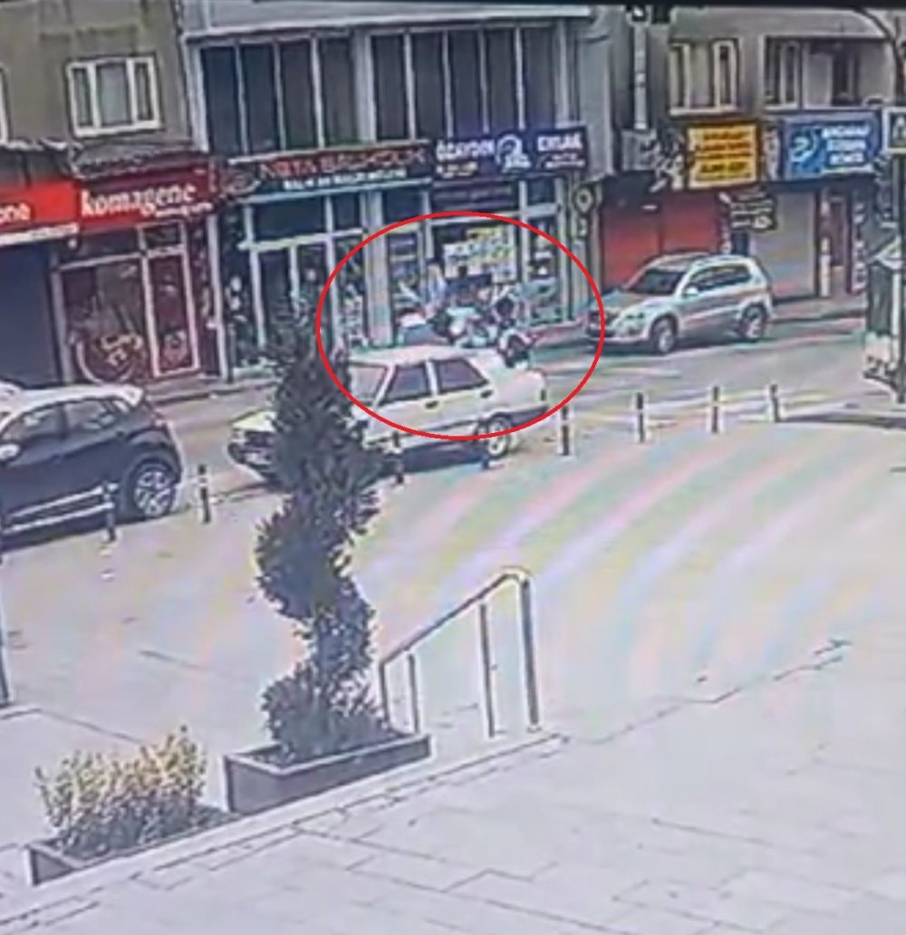 Yola Aniden Çıkan Otomobile Motosiklet Çarptı, Sürücü Havada Savruldu