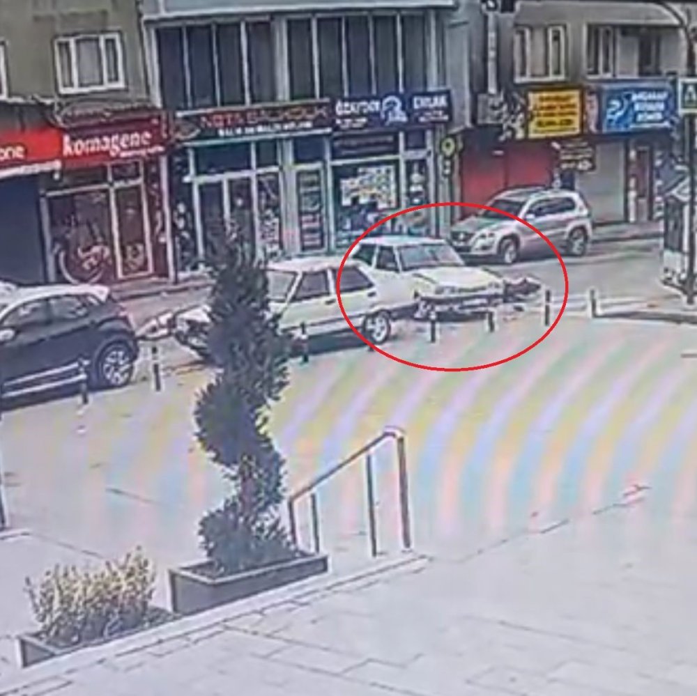Yola Aniden Çıkan Otomobile Motosiklet Çarptı, Sürücü Havada Savruldu