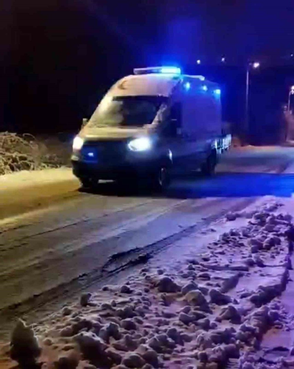 Kar Yağışı Kazayı Beraberinde Getirdi: Cip Şarampole Yuvarlandı