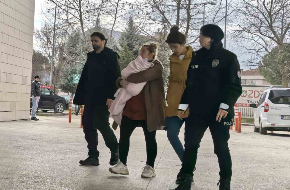 Kucaklarında Bebekle Hırsızlık Yapan 2 Kadın Yakalandı