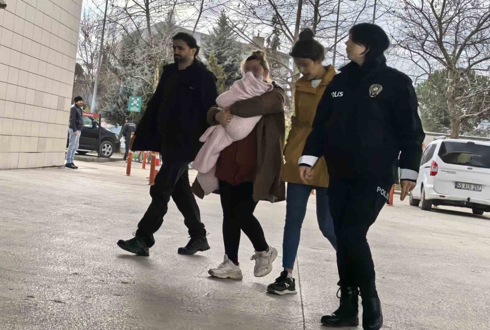 Kucaklarında Bebekle Hırsızlık Yapan 2 Kadın Yakalandı