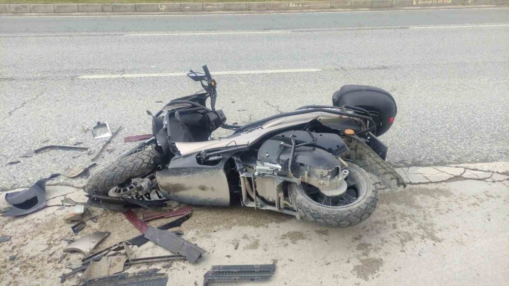 Motosiklet Otomobille Çarpıştı
