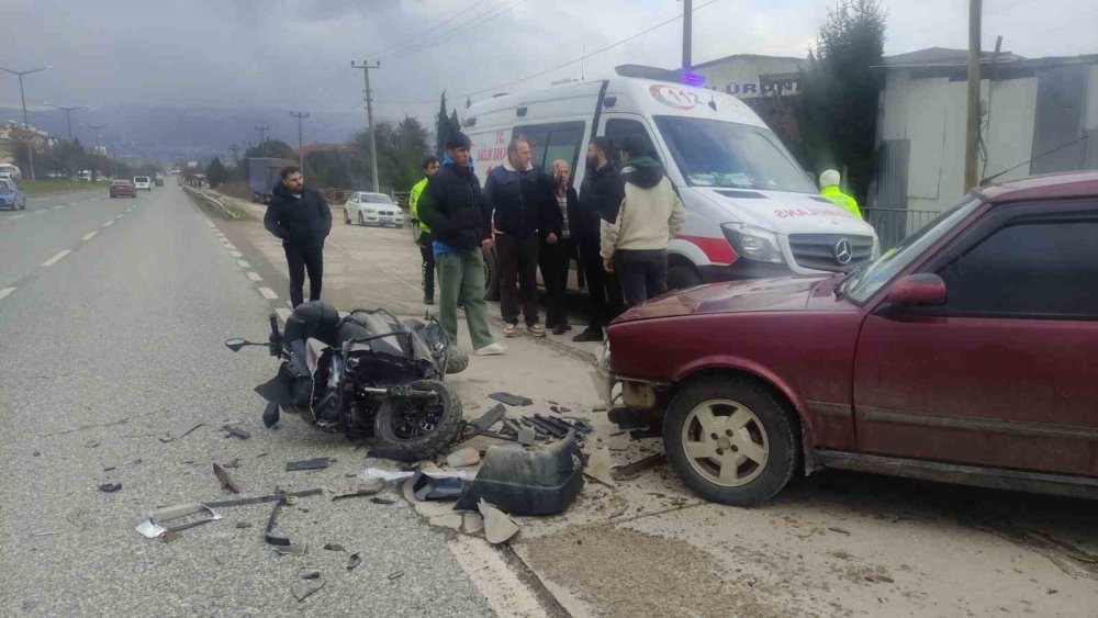 Motosiklet Otomobille Çarpıştı