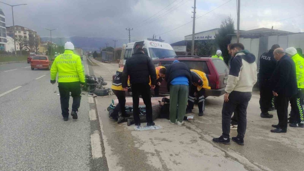 Motosiklet Otomobille Çarpıştı