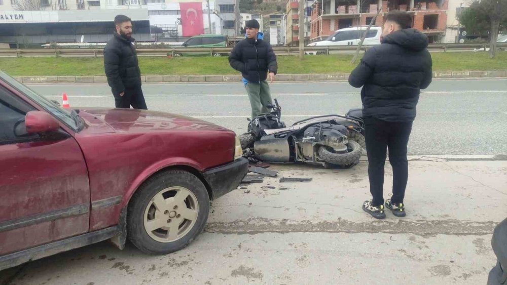 Motosiklet Otomobille Çarpıştı