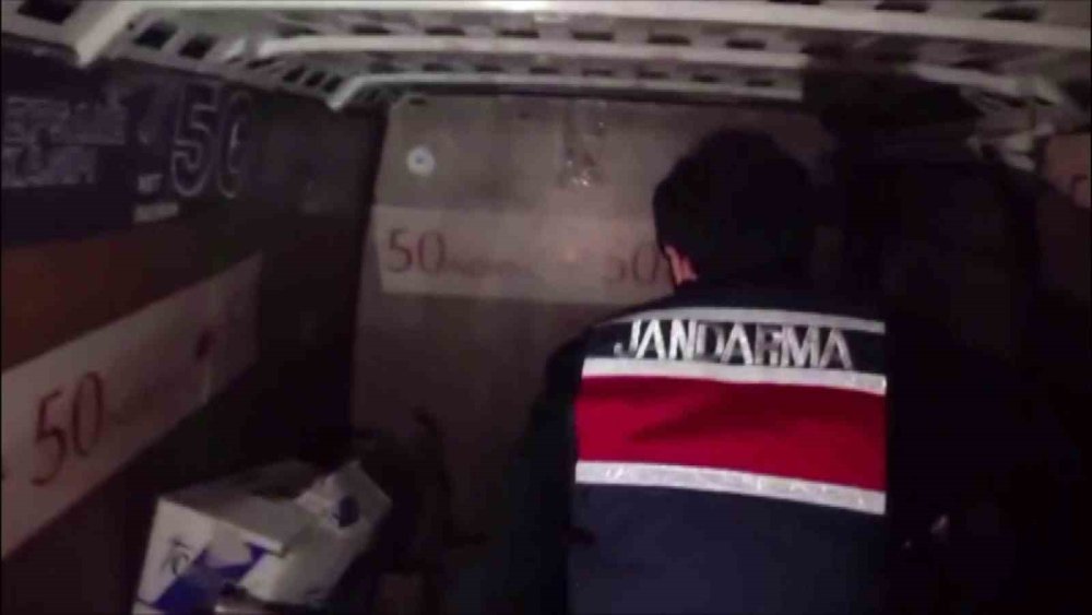 Taklit Ettikleri Kargo Aracı İle Kaçakçılık Yaparken Yakalandılar