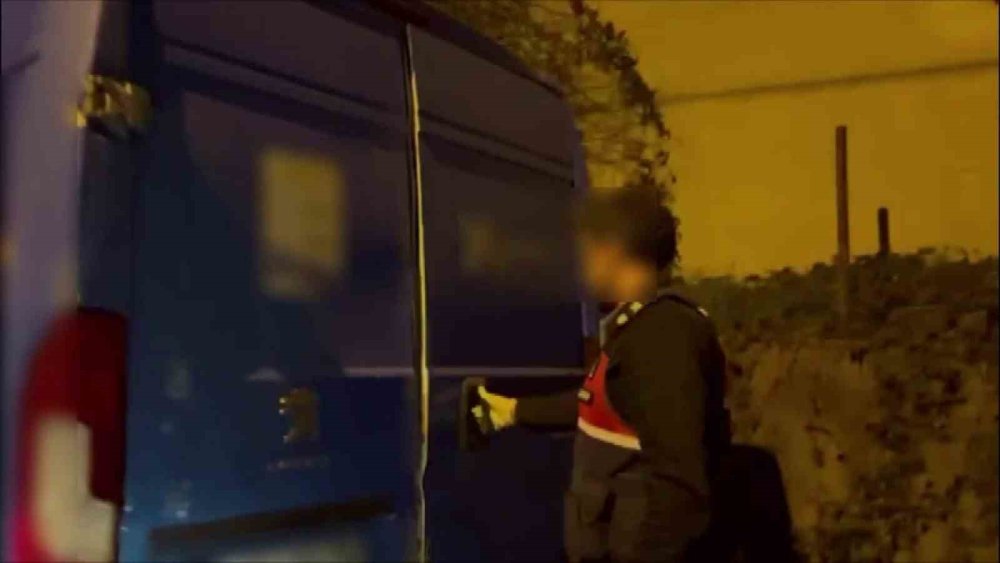 Taklit Ettikleri Kargo Aracı İle Kaçakçılık Yaparken Yakalandılar