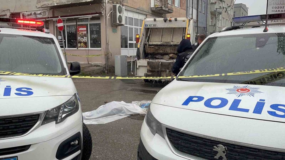 Çöp Kamyonunun Altında Kalan  Kadın Hayatını Kaybetti